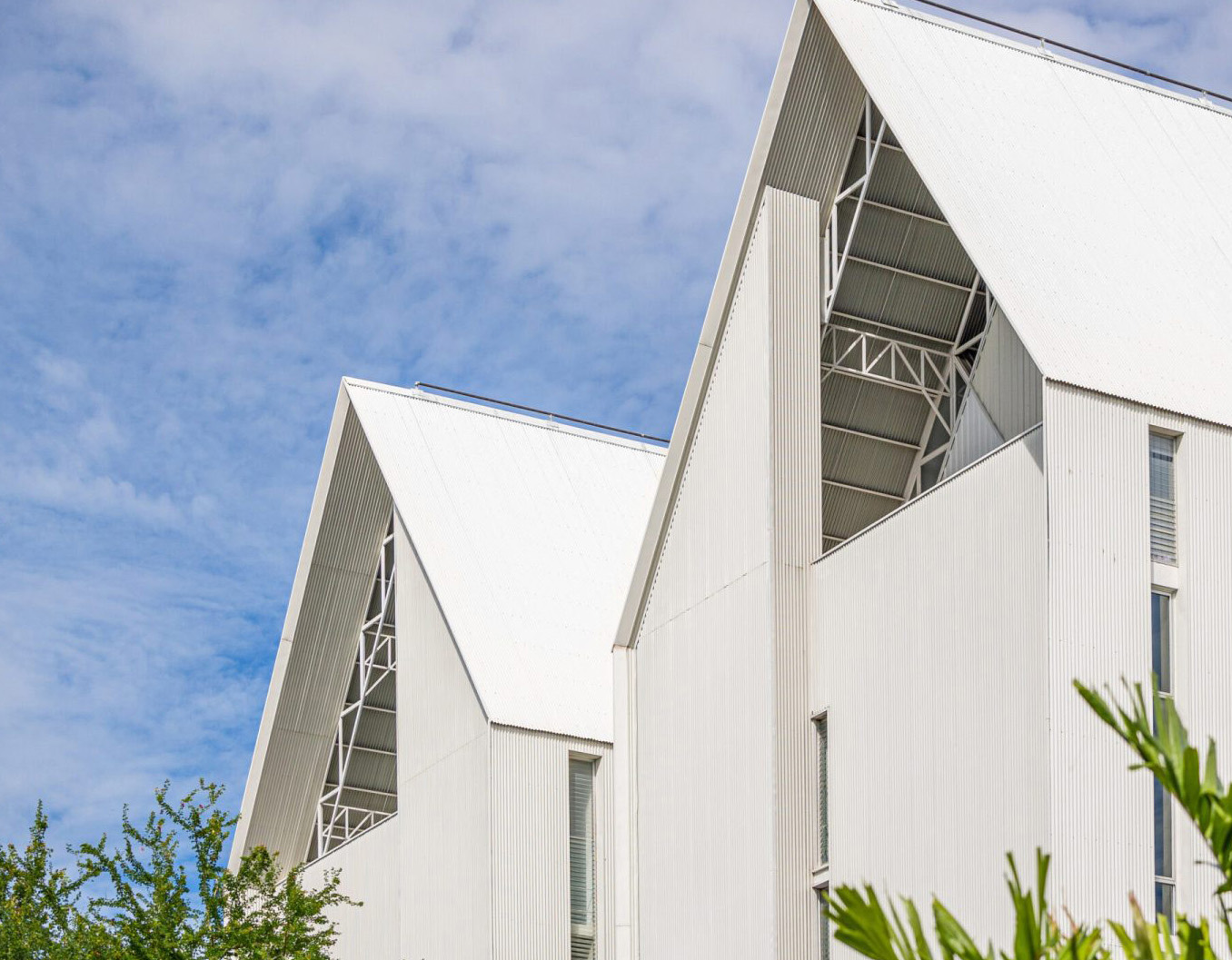 Red Crocodile Hotel – mobile view exterior building design with modern white architecture near BITEC Bangna